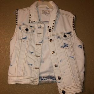 Cut off sleeve jacket